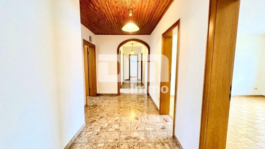 Großzügiges 1-2 Familienhaus mit vielseitigem Nutzungspotenzial und schönem Garten - EG Flur / Diele / Garderobe